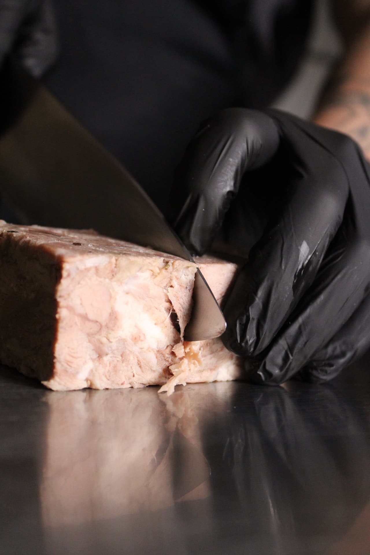 Corte artesanal de carne confitada Maison Ledom en porcionado